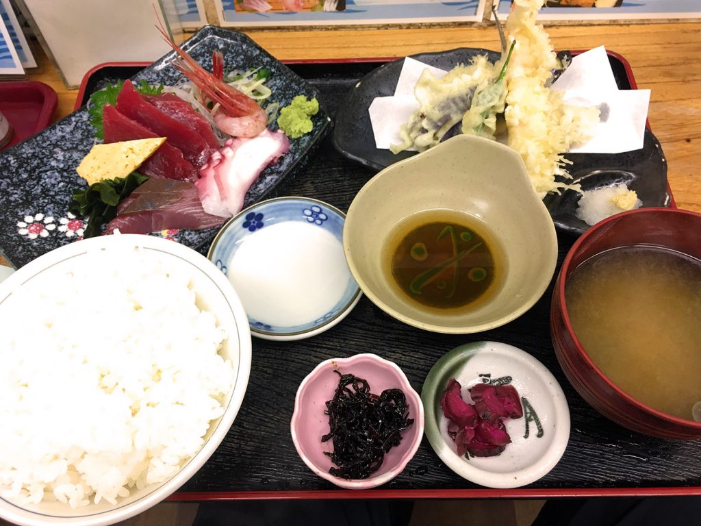 横須賀中央駅徒歩2分「市場食堂」の市場定食
